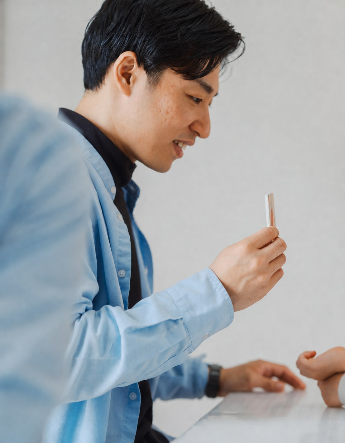 絵カードを手に、子どもと関わるゆうた先生